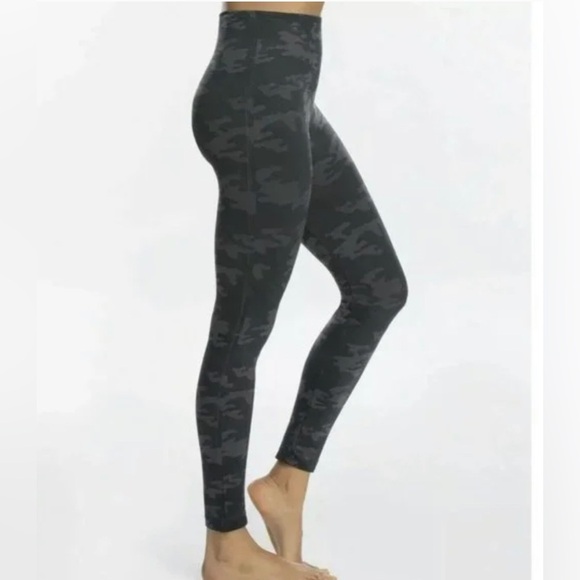 SPANX Look At Me Now High Waisted Seamless Slimming Shaping Camo Legging Size S - Picture 1 of 8